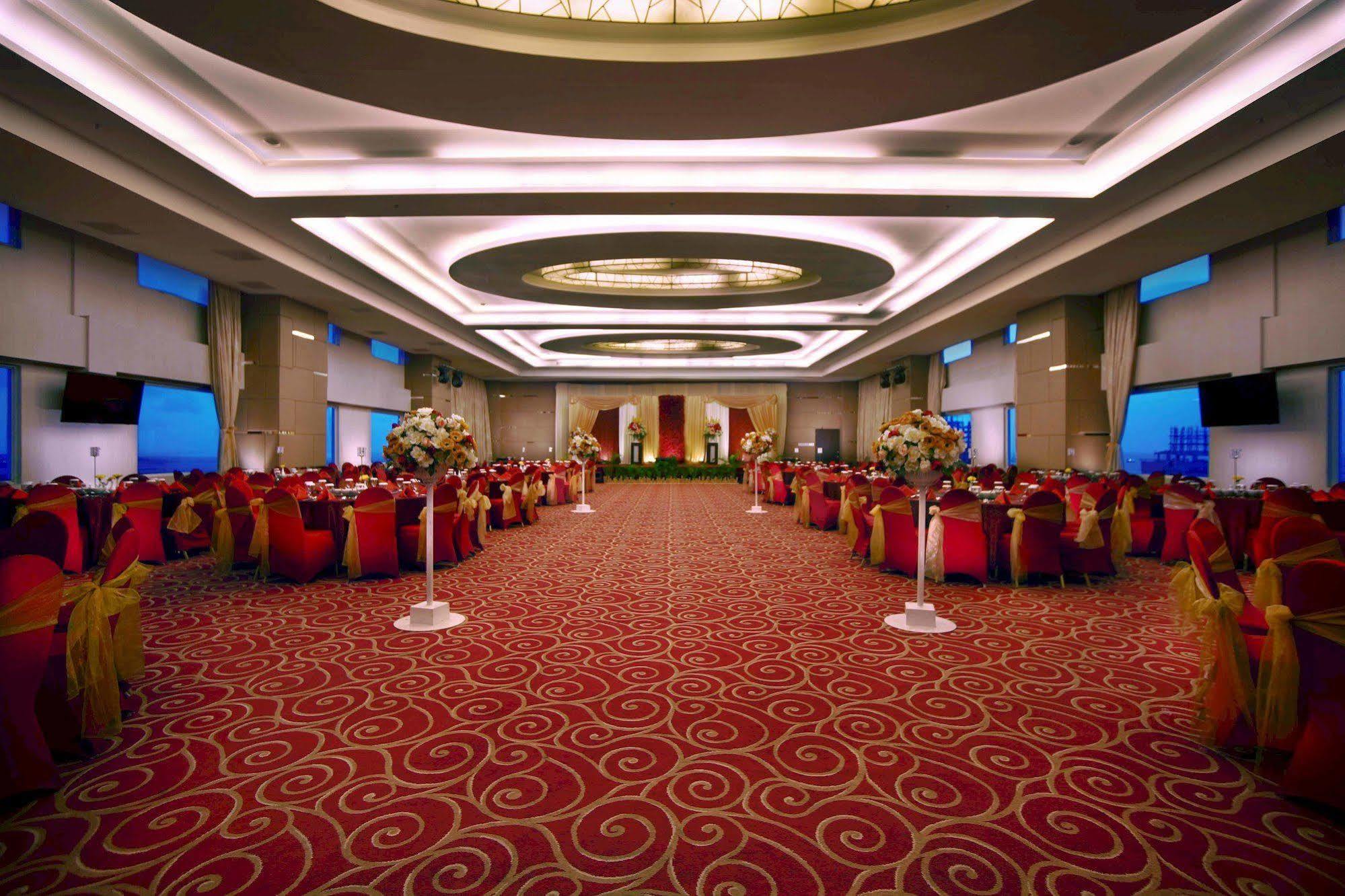 Aston Makassar Hotel & Convention Center Exterior foto